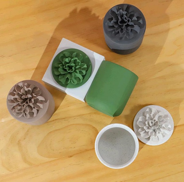 Окрім освітлення, що ще може зробити свічник? 