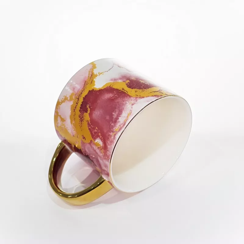 Керамічна чашка з елегантним мармуровим візерунком