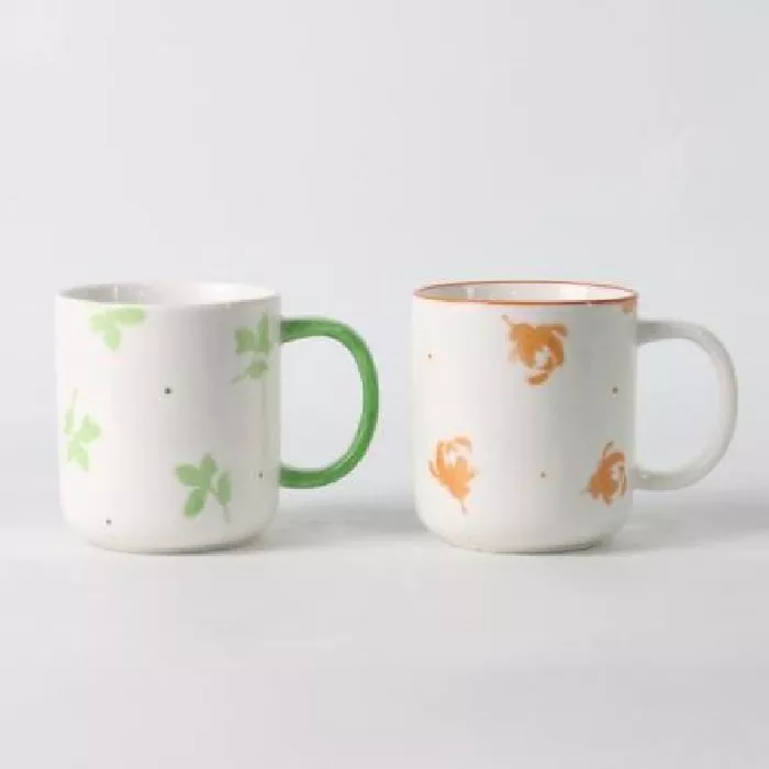 Пофарбована вручну керамічну кухоль