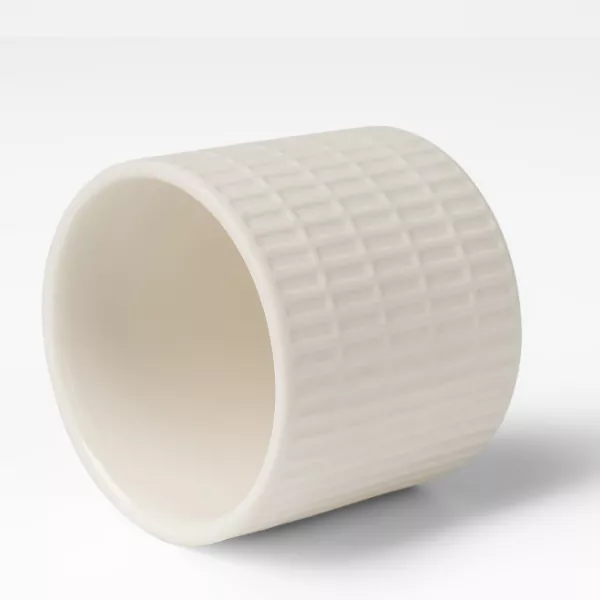 Молочно-білі керамічні свічники з візерунком-сіткою